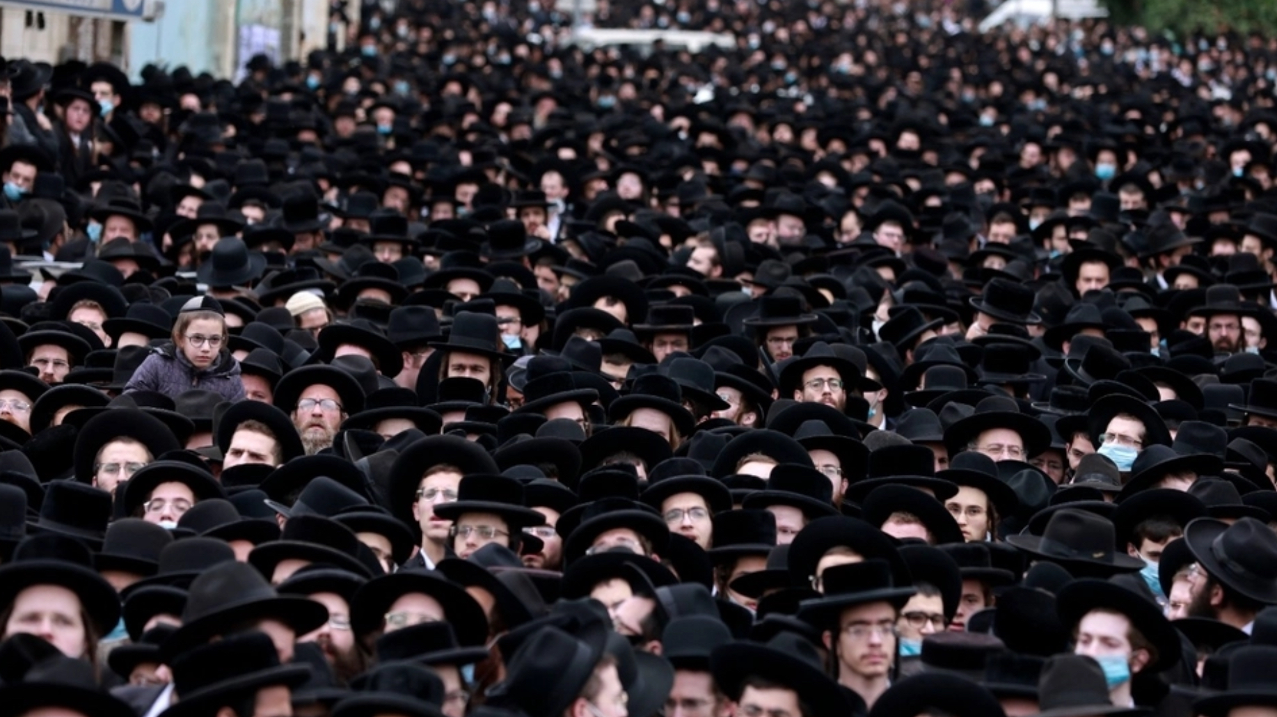 En el funeral de un rabino en Jerusalén acudió una multitud de seguidores sin distanciamiento social 