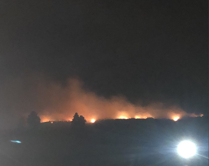 Se incendian las sierras de Tandil, trabajan varias dotaciones de bomberos en el lugar 