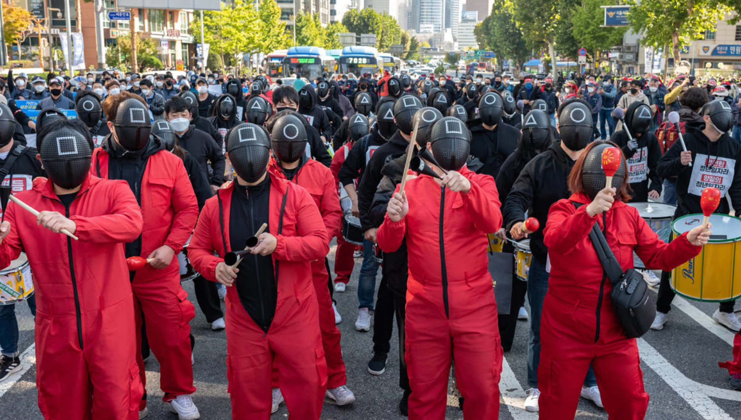 Miles de manifestantes vestidos como El juego del calamar van a huelga en Corea del Sur