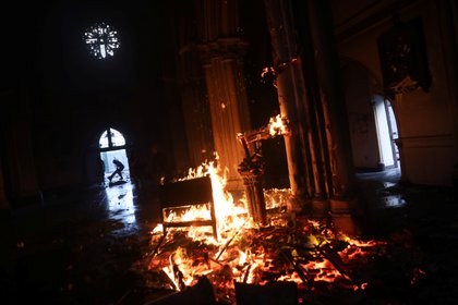 Incidentes en Chile: quemaron dos iglesias y saquearon comercios