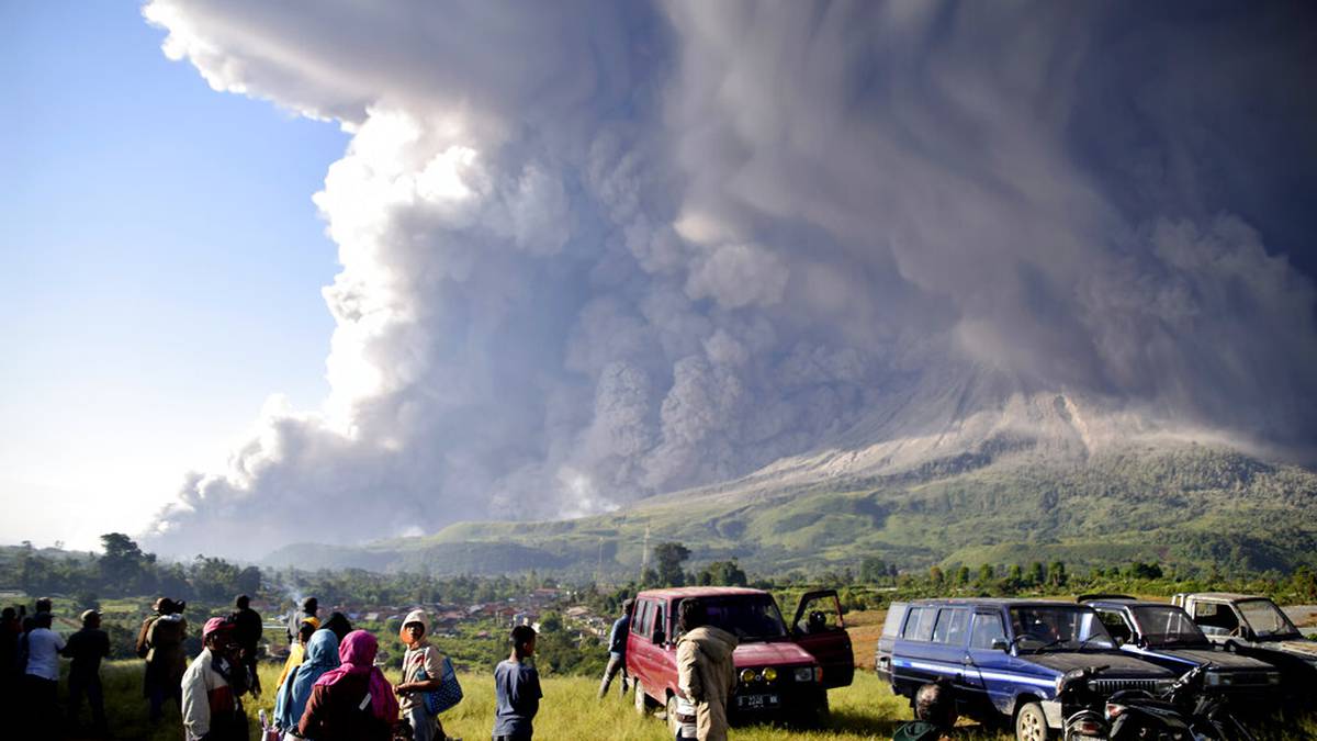 Volcán Sinabung provocó una columna de cenizas de 5.000 metros de altura