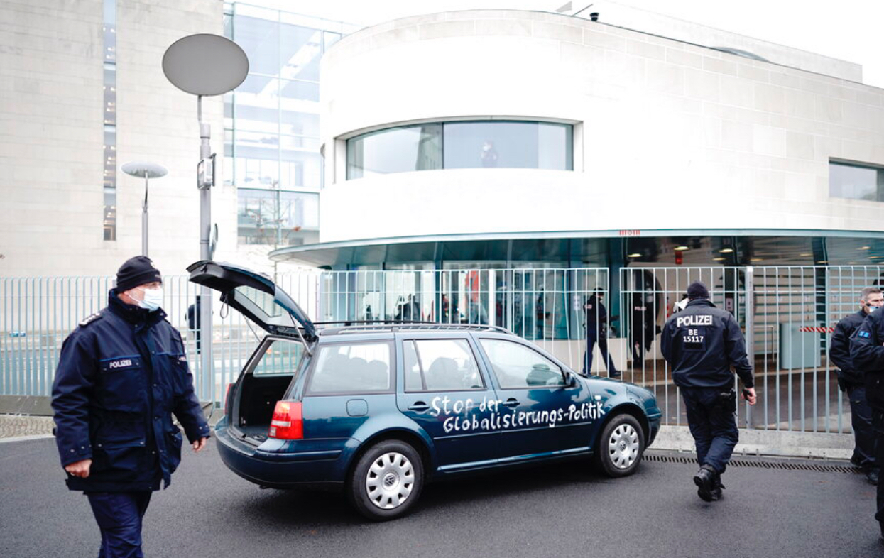 Un hombre estrelló su auto contra la Cancillería en Alemania