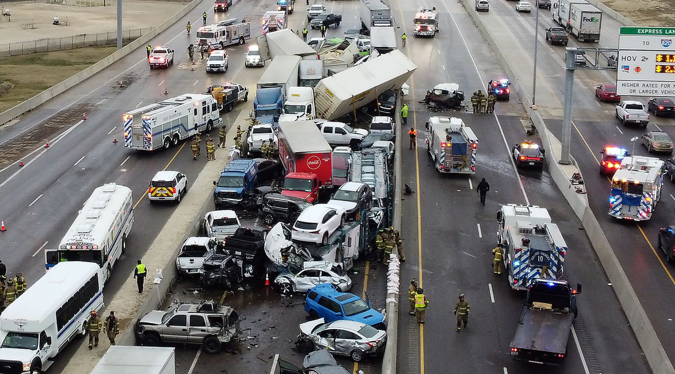 Hielo en autopista de Texas provocó choque masivo de más de 75 vehículos 