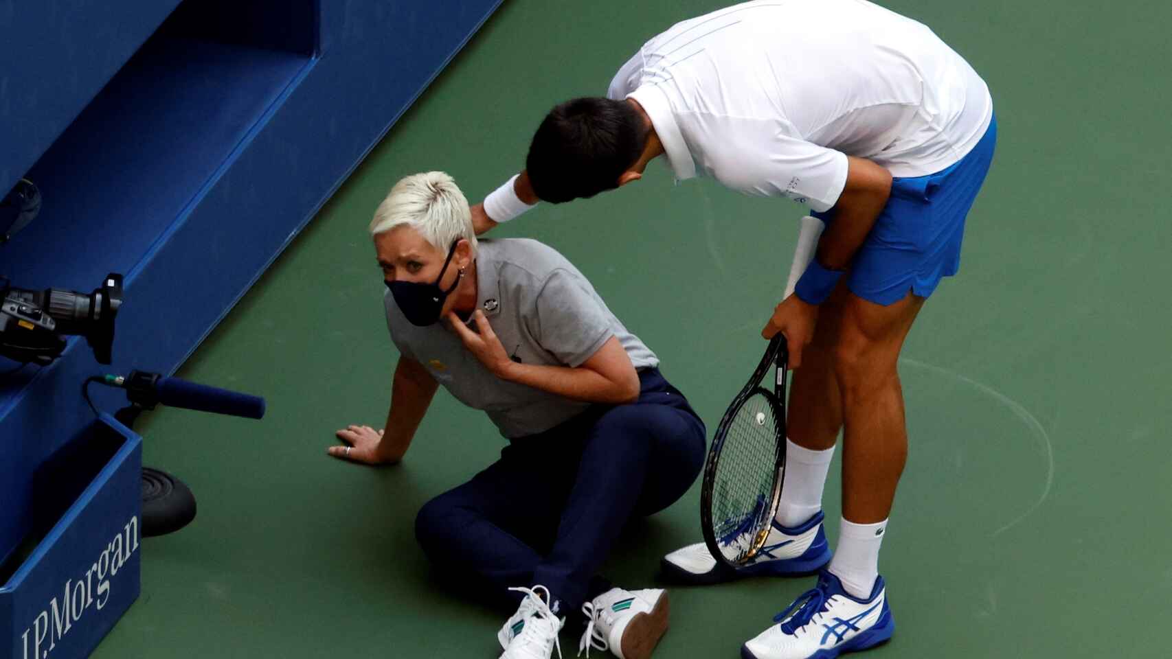 Novak Djokovic le pegó un pelotazo a una jueza de línea y fue descalificado del US Open 