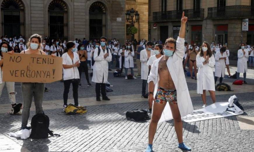 Médicos de Barcelona protestan en ropa interior simbolizando la precariedad laboral