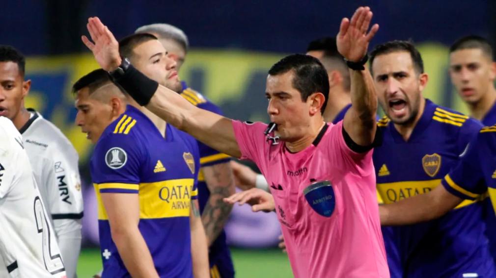 Suspendieron al árbitro que anuló un gol a Boca en el partido contra Mineiros