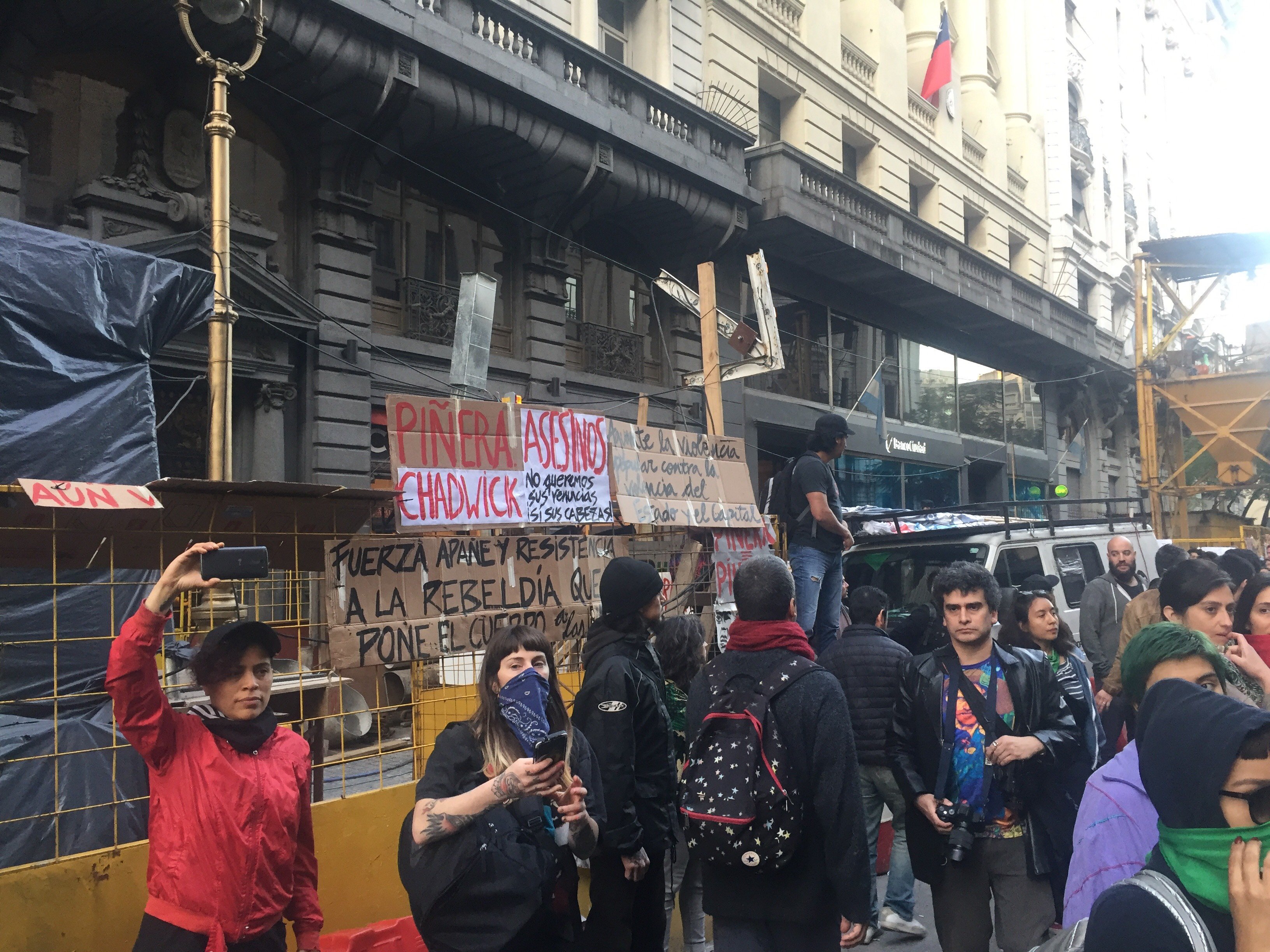 Incidentes en el Consulado de Chile en Buenos Aires en fotos