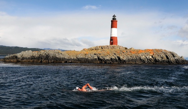 Nadadores de Tierra del Fuego inauguraron el invierno sumergiéndose en el Canal Beagle