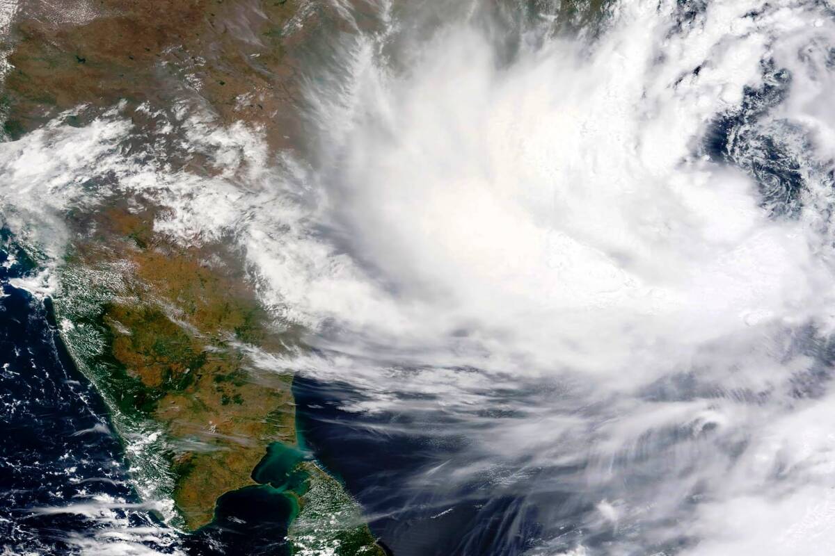 Un ciclón acecha a la India, cerca de 2 millones de personas debieron ser evacuadas